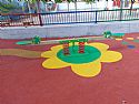 Dibujo pavimento continuo de caucho bajo sube y baja en parque